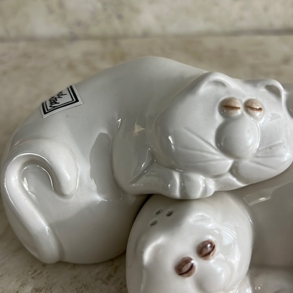 Fitz and Floyd Salt and Pepper Shaker Lazy Kitty Cats - Picture 2 of 8